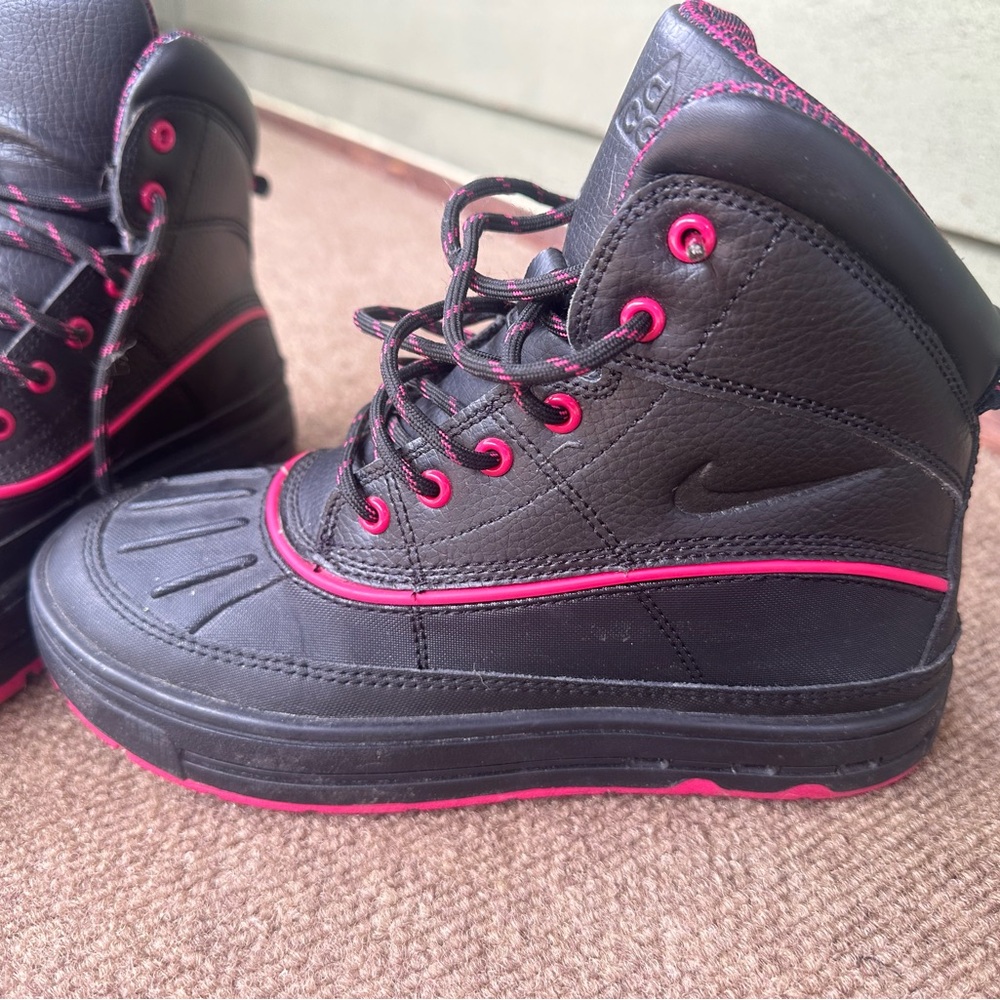 ⚫️ NIB NIKE WOODSIDE HIGH BLK/fireberry KIDS BOOT
